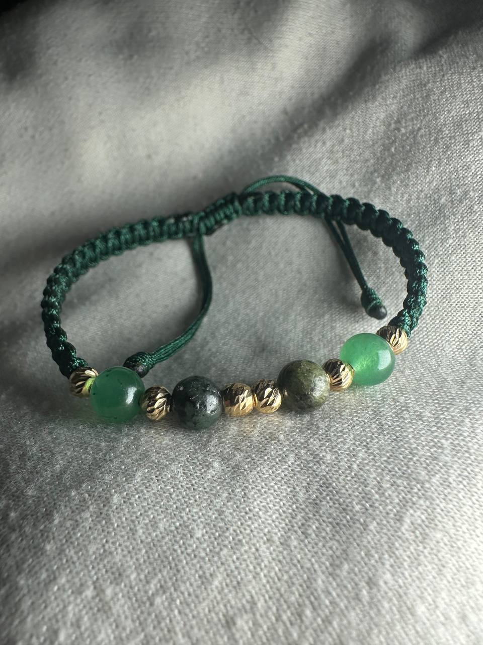 Pulsera Minimalista con Esmeraldas Naturales y oro 18k | Diseño Artesanal Ajustable
