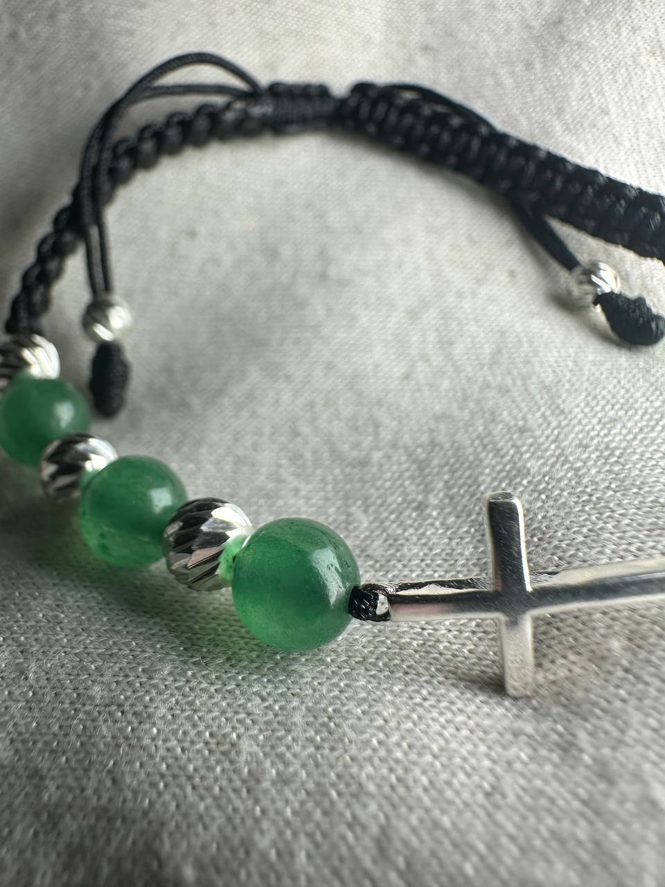 Pulsera de Cruz con Esmeraldas Naturales y Plata 925 | Diseño Artesanal Ajustable